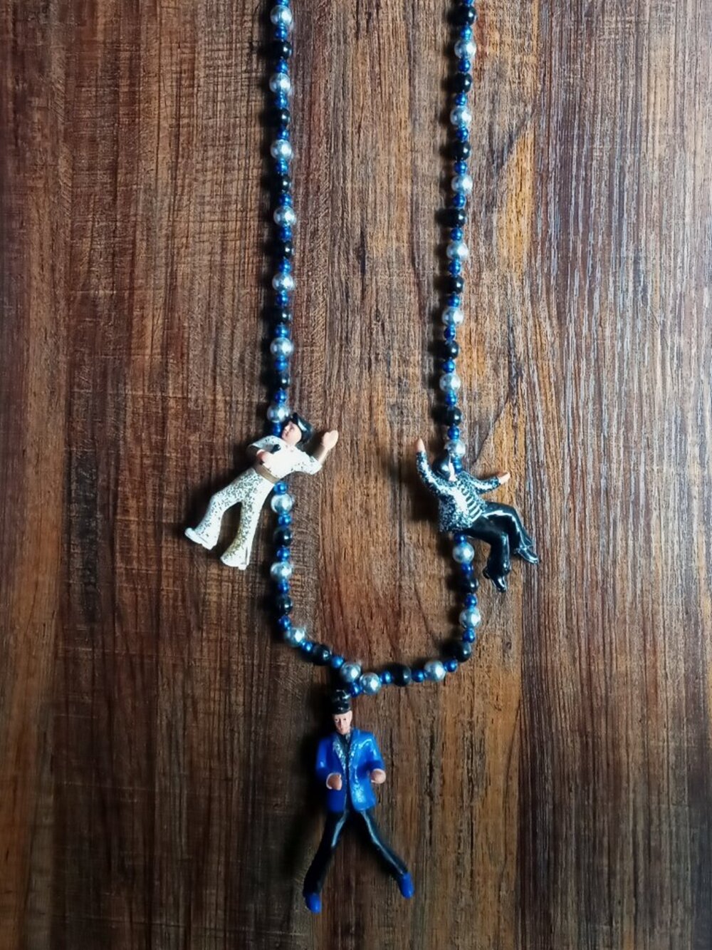 Vintage Mardi Gras Throw Bead Necklace w/3 Elvis Presley Figurines 🕺🎙️🎸⚡️ - Picture 8 of 16